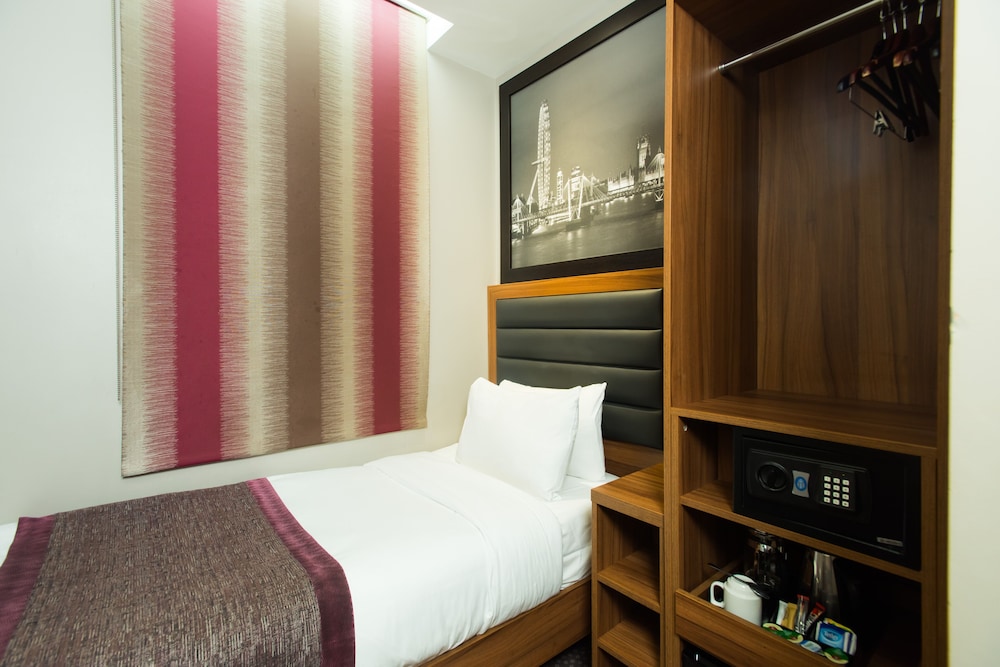 London Court Hotel 23/61
