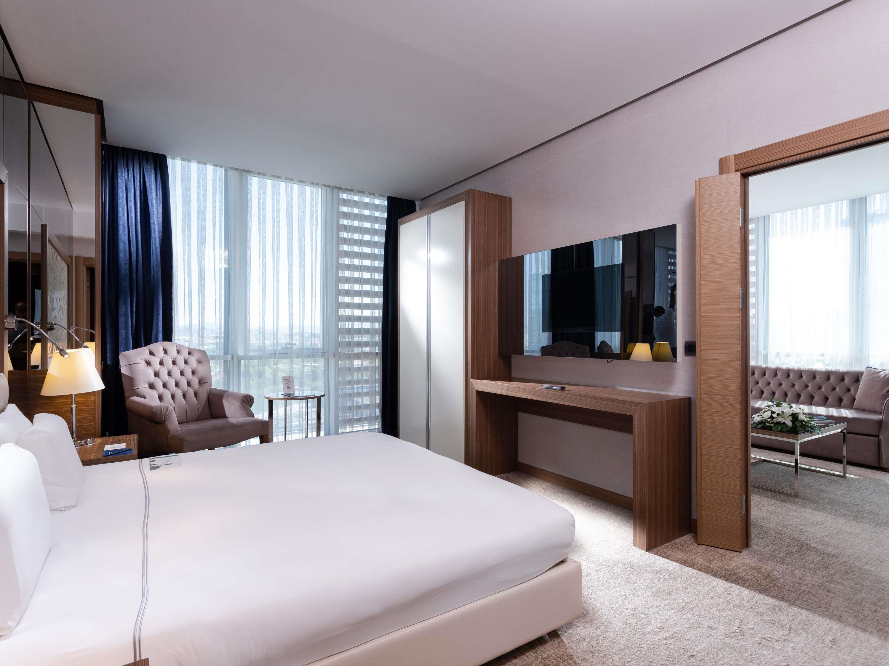 EXECUTIVE, SUITE, KING BED, LIVING AREA