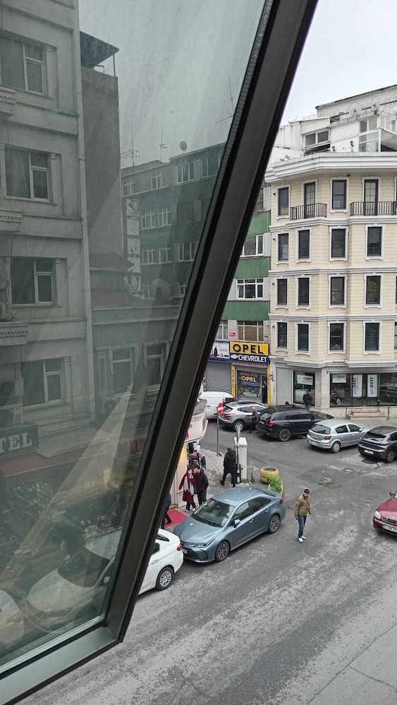 Lal Hotel 33/35