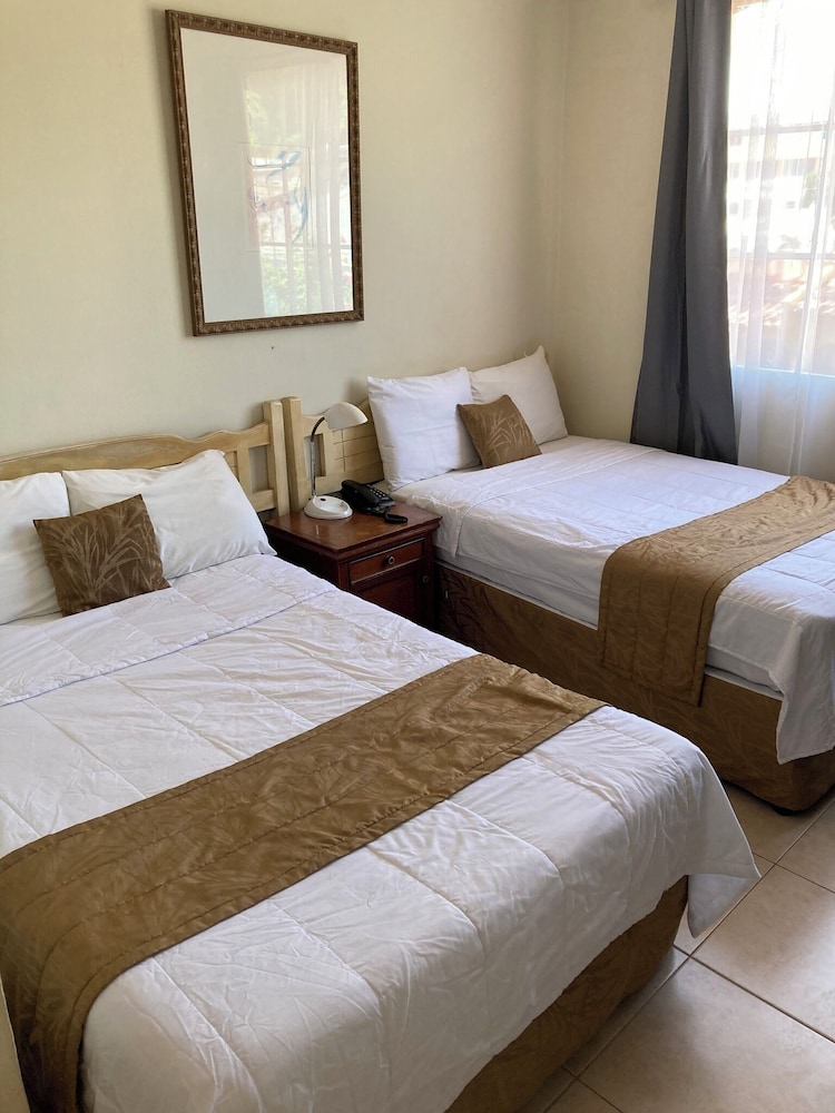 STANDARD, 2 DOUBLE BEDS