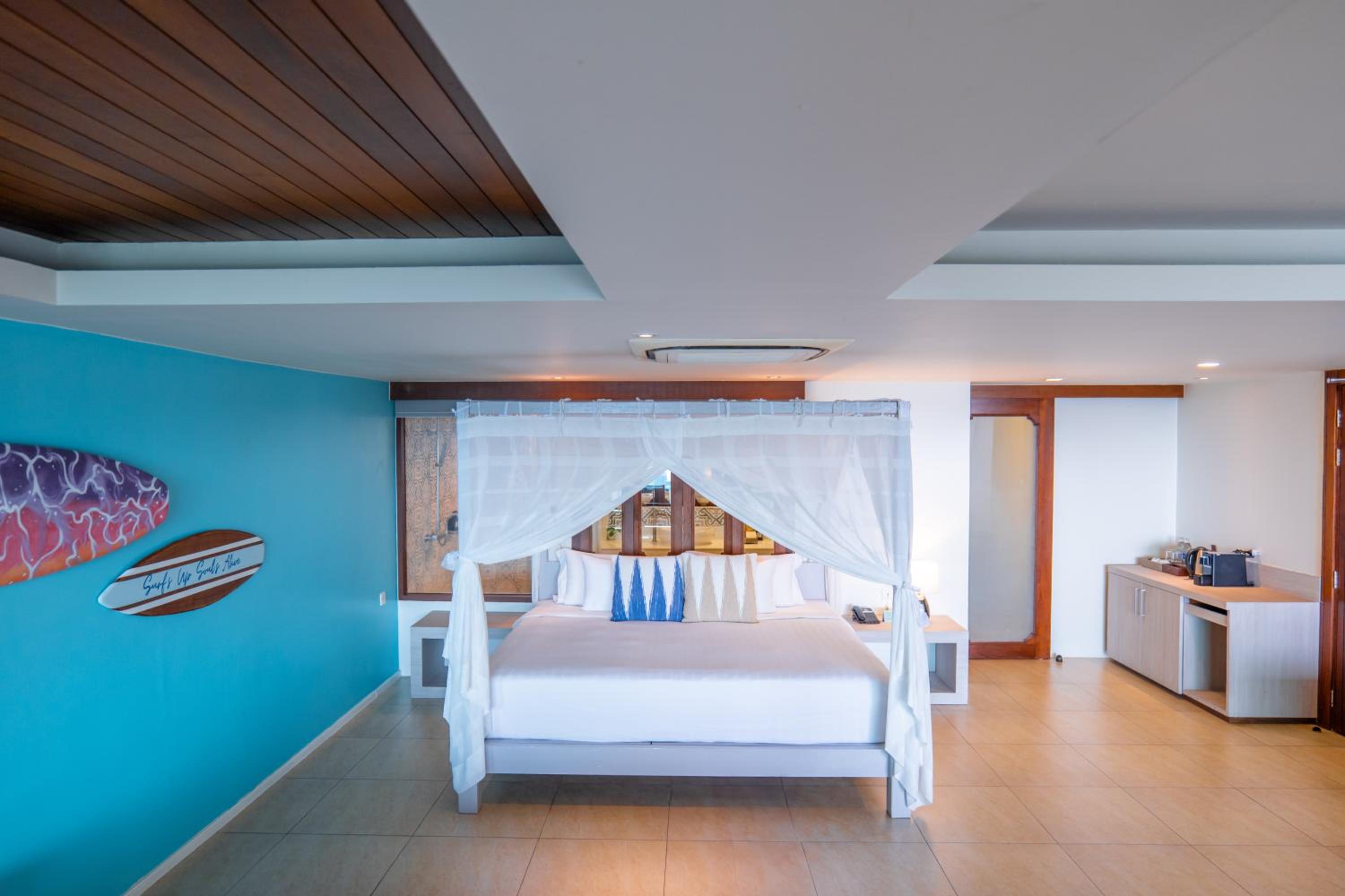 Suite, King Bed, Sea View, Pool Access