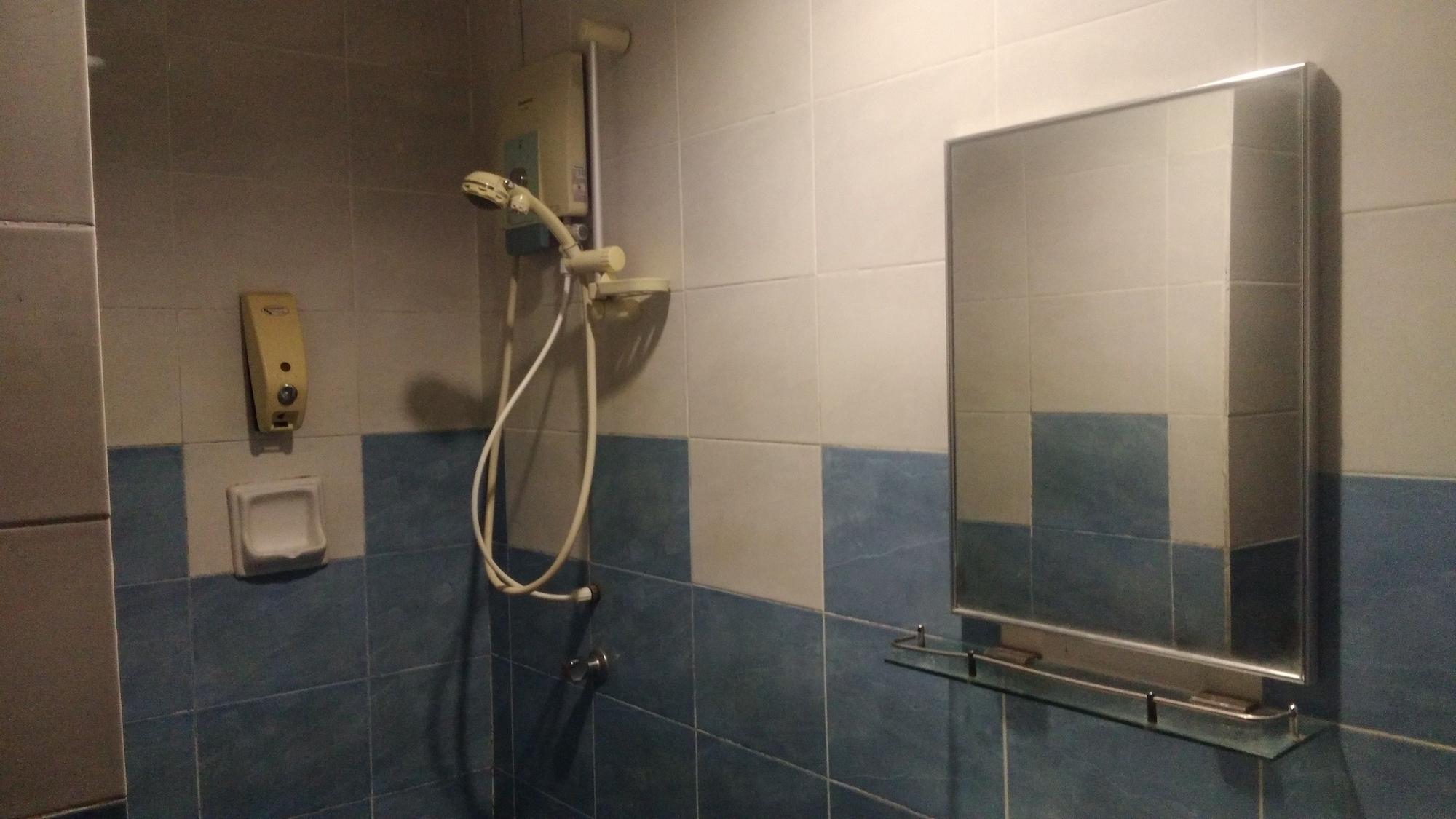 OYO 90411 Perdana Hotel Labuan 27/29