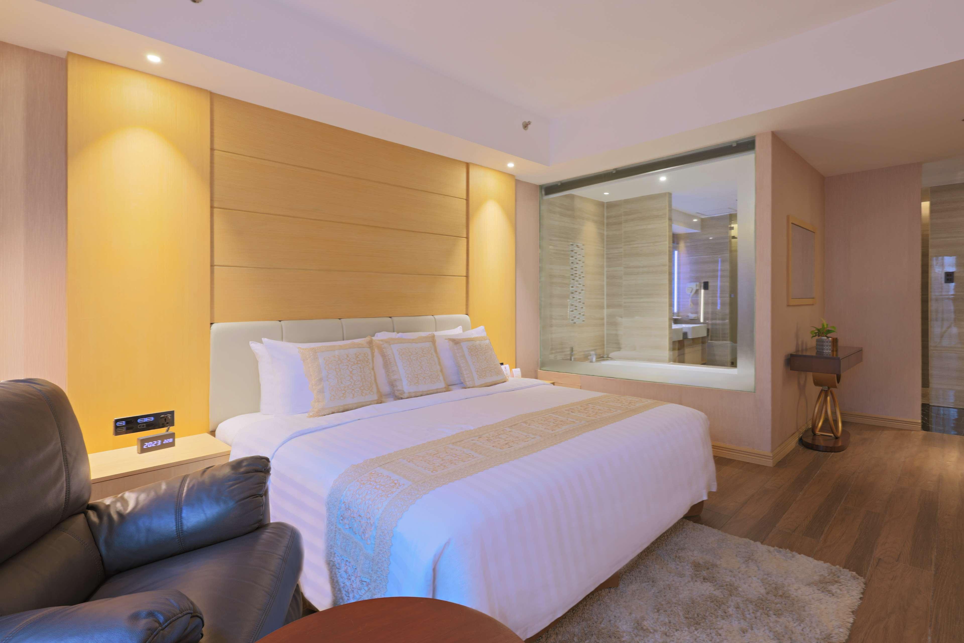 EXECUTIVE SUITE