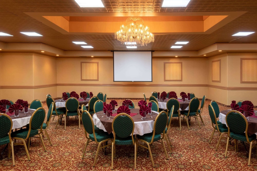 La Quinta Inn & Suites by Wyndham Fairbanks Airport 46/50