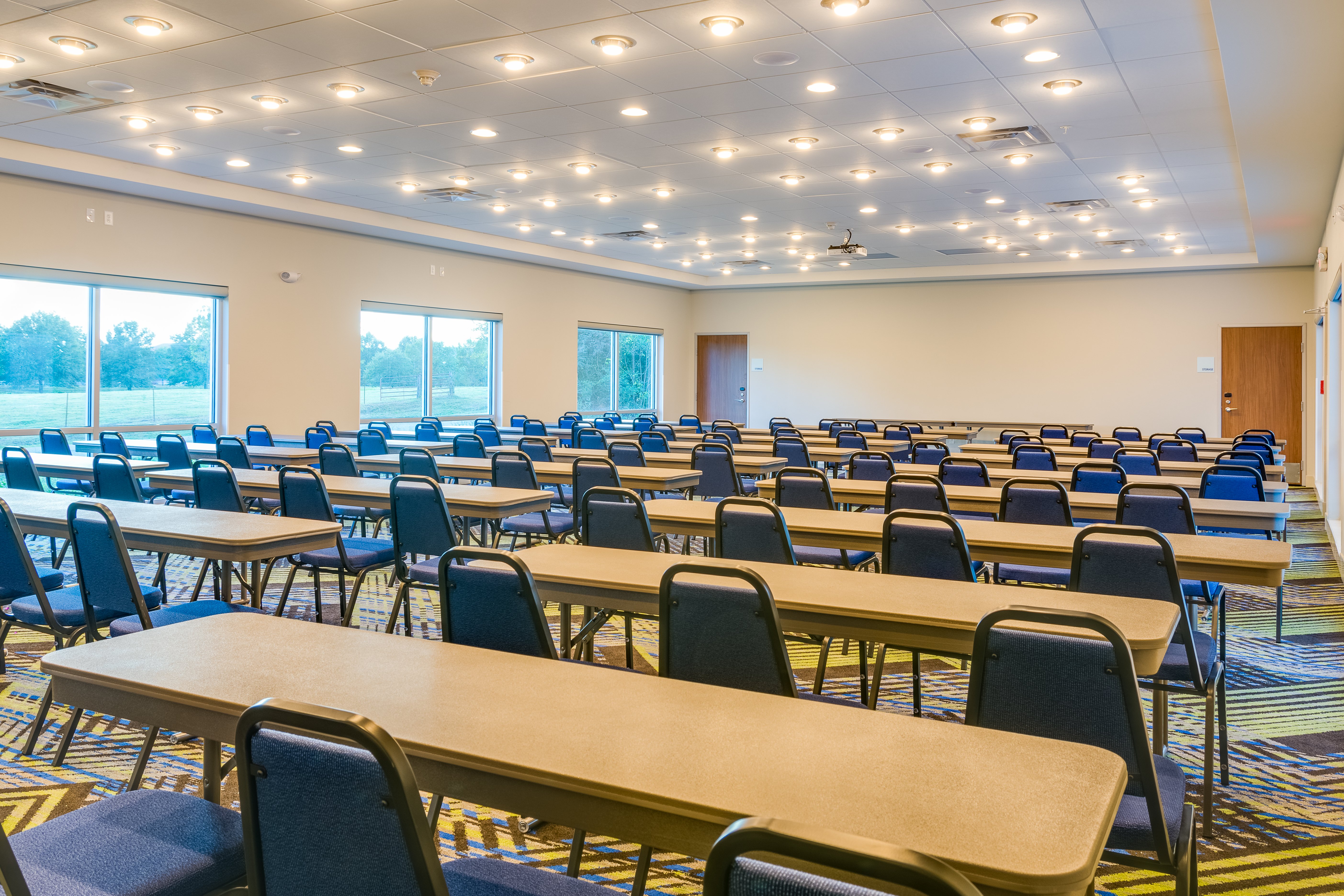 Holiday Inn Express Suites Russellville 53/59