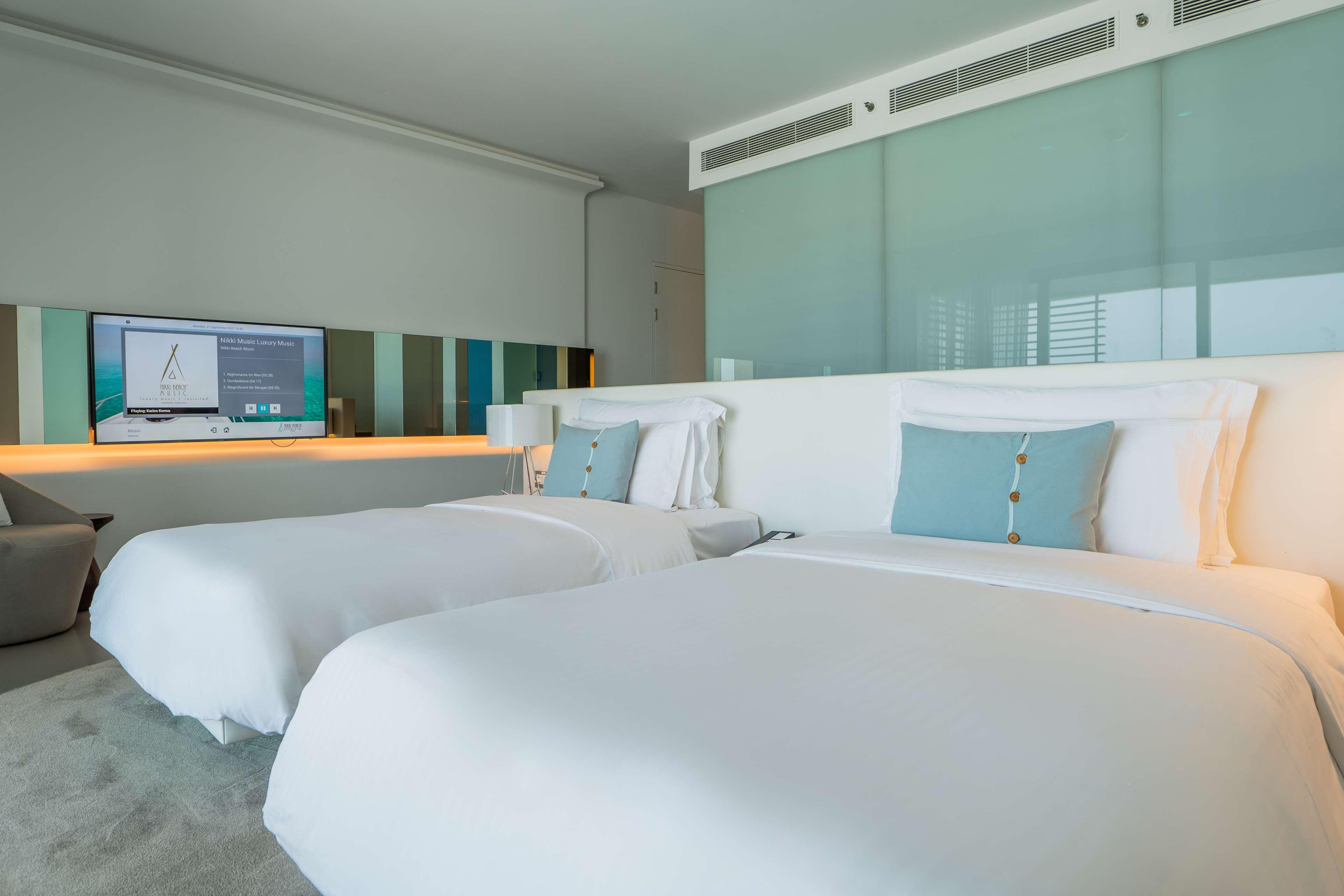 COVET, TWIN BEDS, SKYLINE VIEW