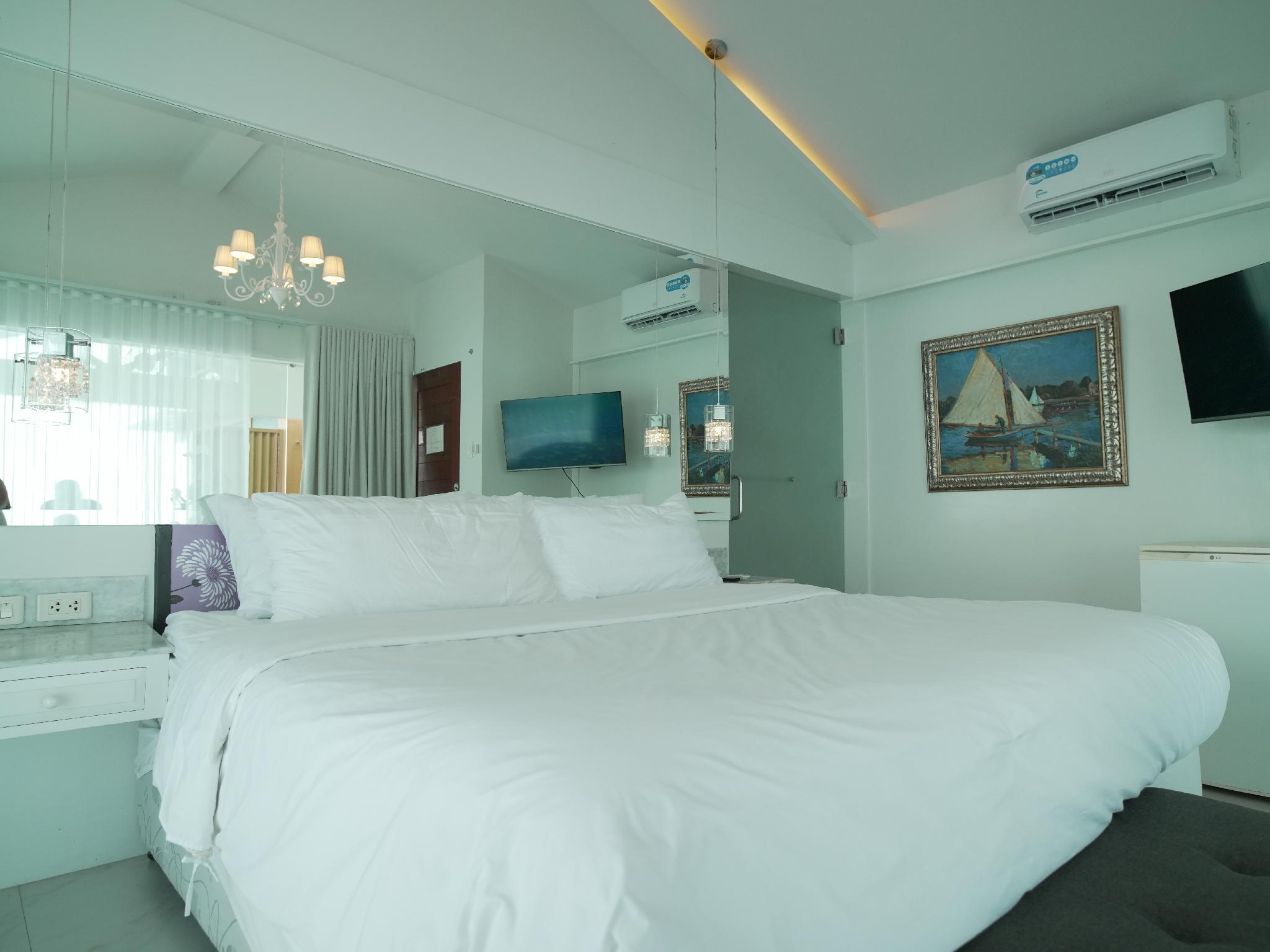 Room, King Bed, Sky View