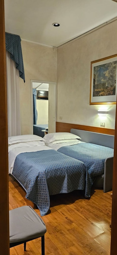 غرفة رباعية بسرير كينج وسريرين منفصلين، Hotel Julia 5/9