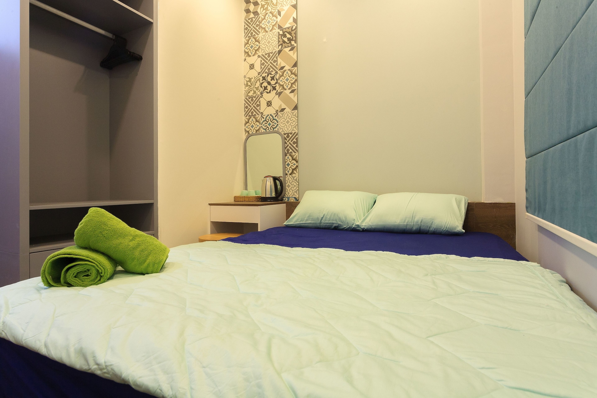 STANDARD, QUEEN BED