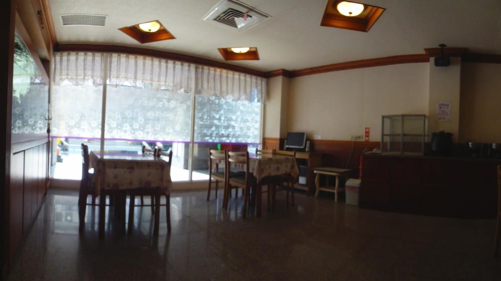 Taoyuan Hua Yue Hotel 31/34