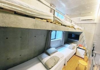 ROOM, 4 BEDS