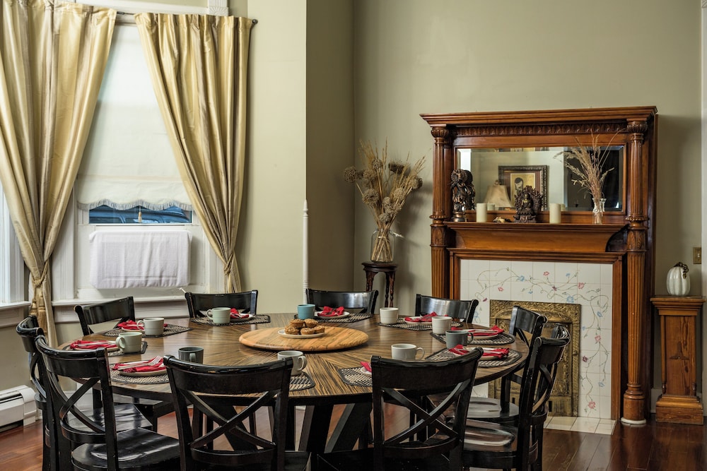 Queen Anne Bed And Breakfast 57/70