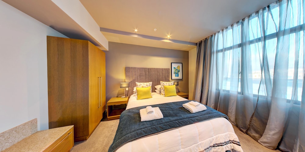 4 BEDROOMS, SUITE