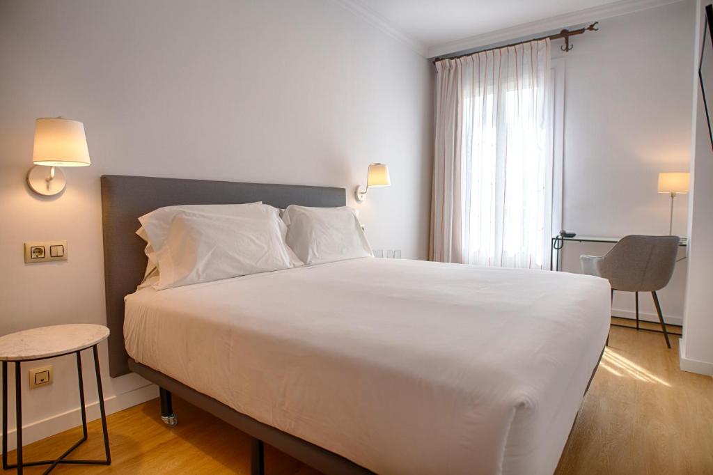 Classic, Double Bed, Street View