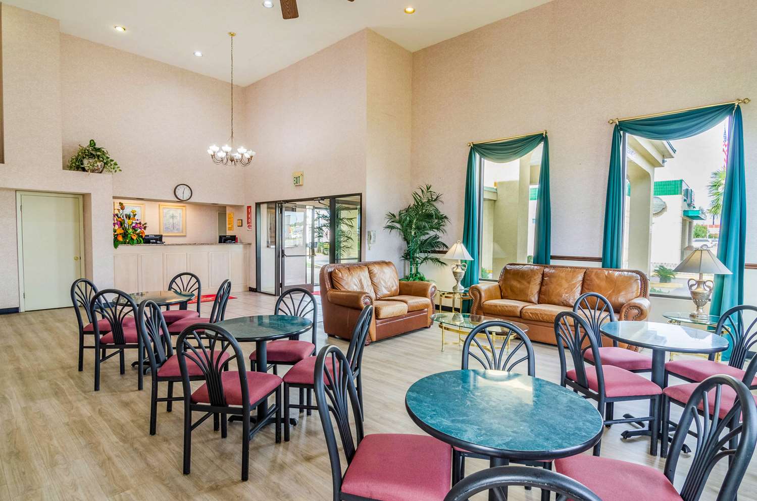 Econo Lodge Inn & Suites Gulfport Airport 17/22
