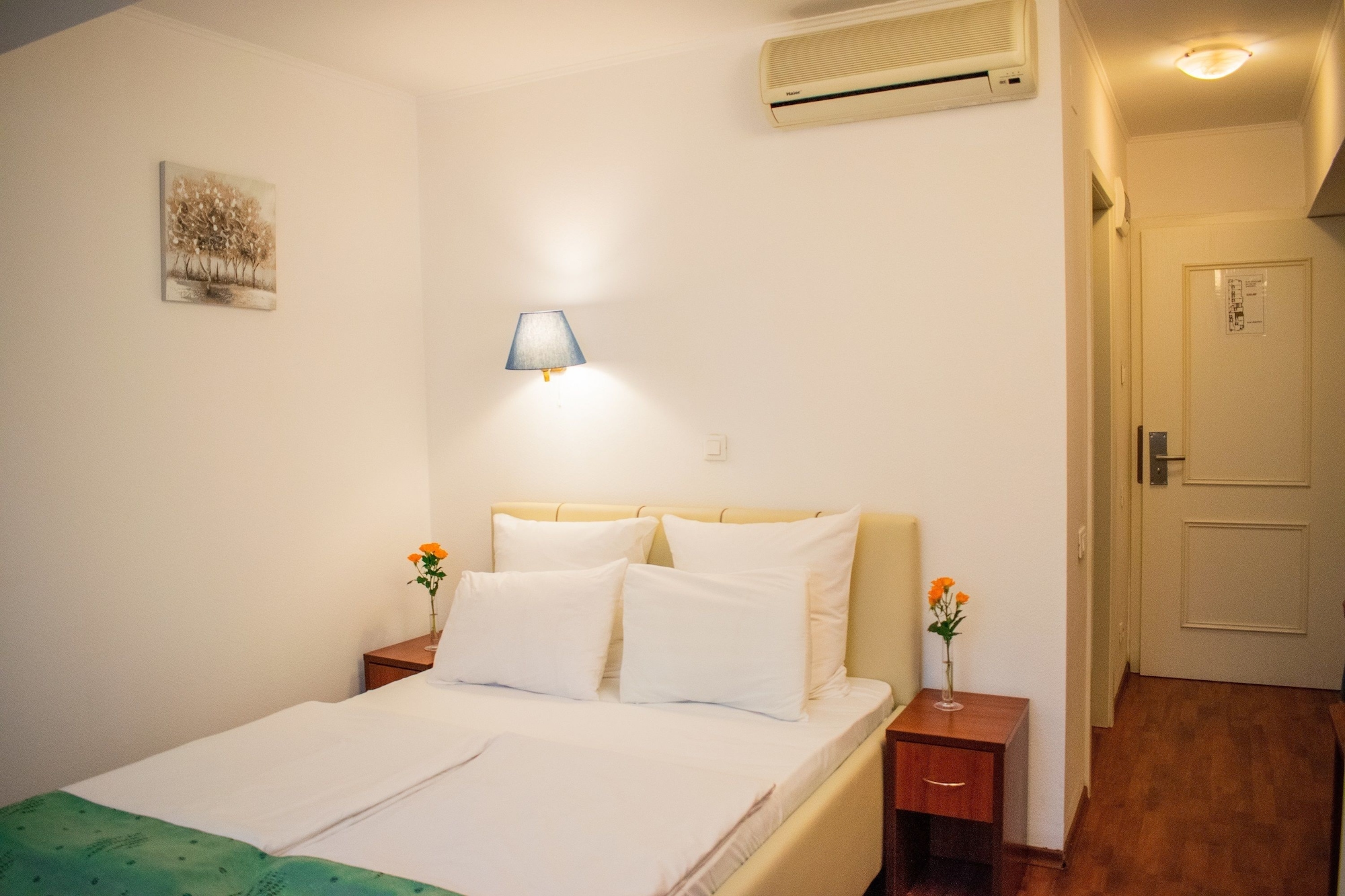 ECONOMY, QUEEN BED