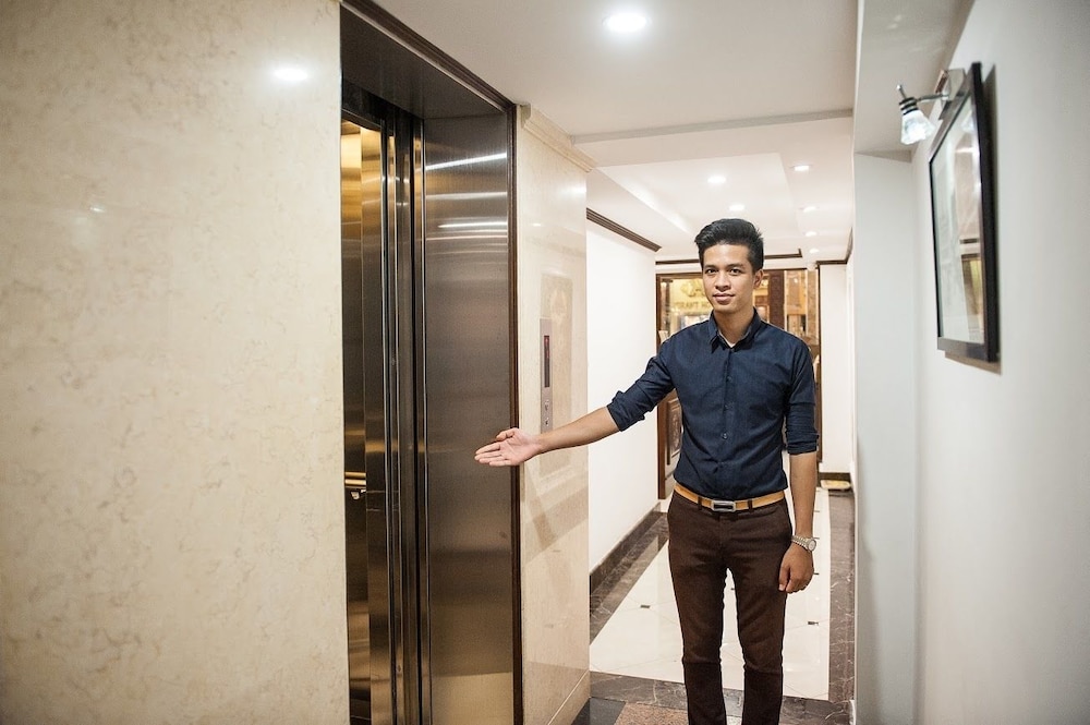 Le Foyer Hotel 10/56
