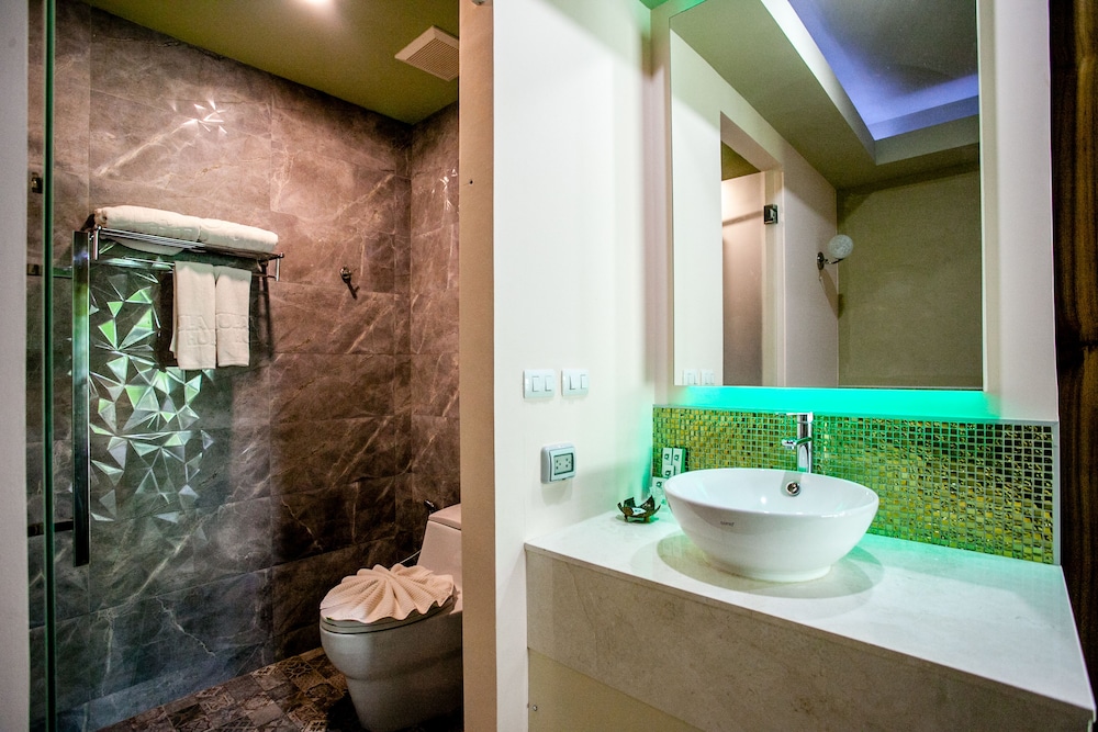 HULA HULA RESORT l truly tropical and fun wellness 88/90