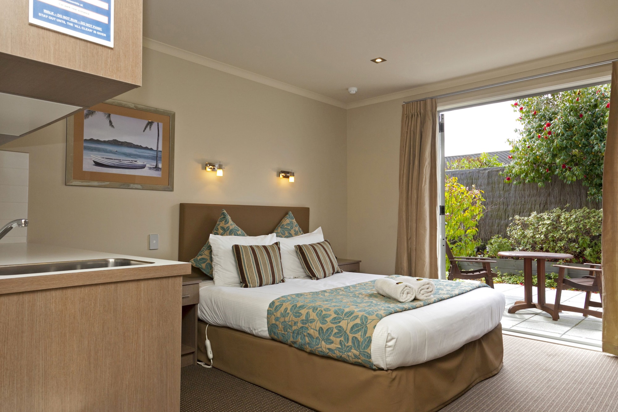 STUDIO, QUEEN BED