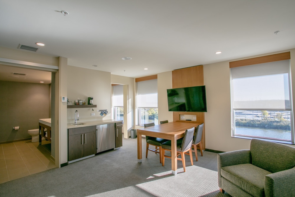 Hyatt Place Wilmington Riverfront 46/66