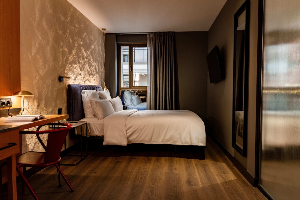 Standard, Queen Bed