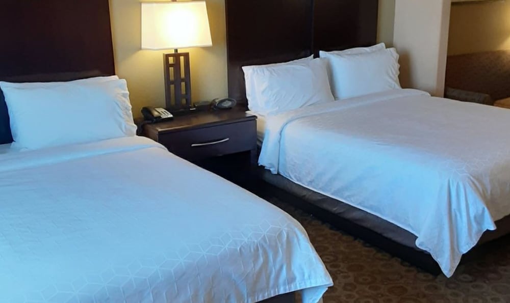 Spark by Hilton Pecos 20/33