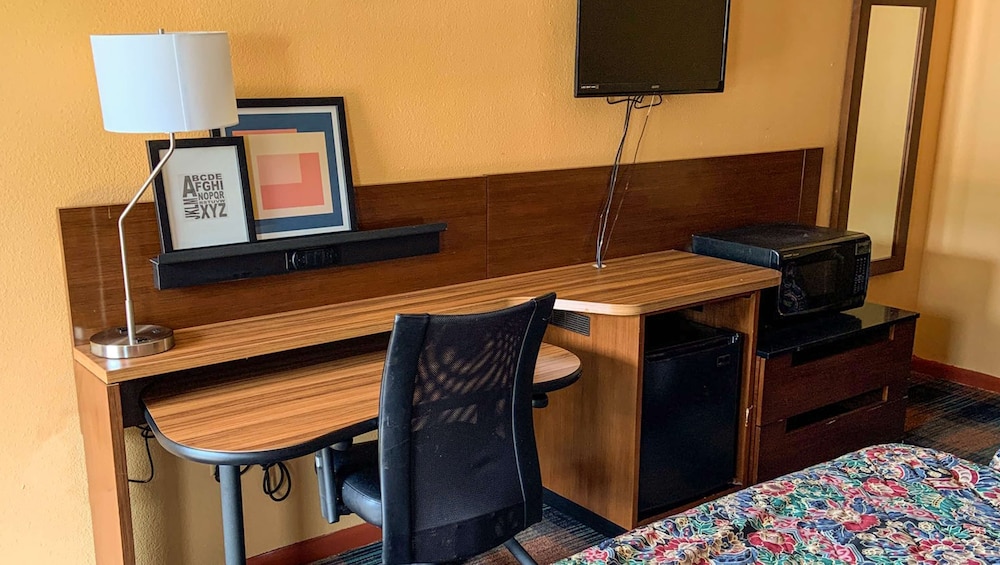 Luxury Inn and Suites Forrest City 30/34