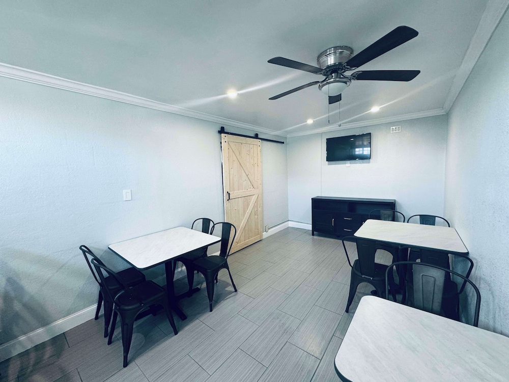 SureStay by Best Western Fresno Central 38/54