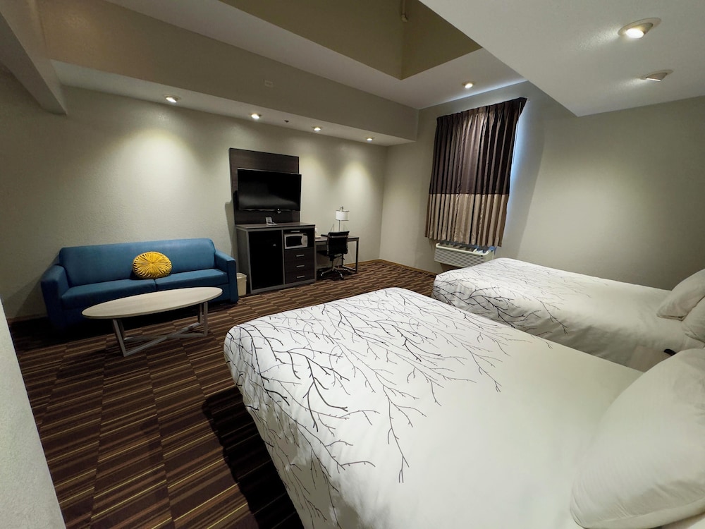 HomeTown Inn and Suites Belle Plaine 14/65