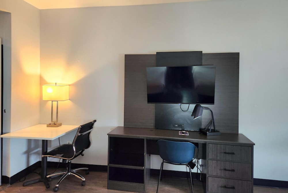 Days Inn & Suites by Wyndham Gonzales TX 40/53