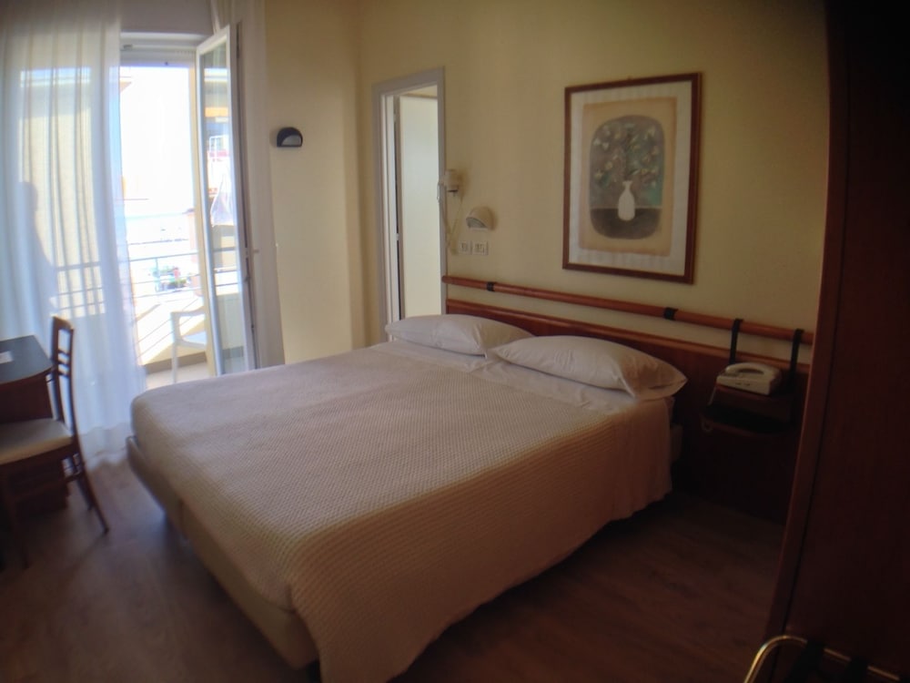 ROOM, DOUBLE OR TWIN BED