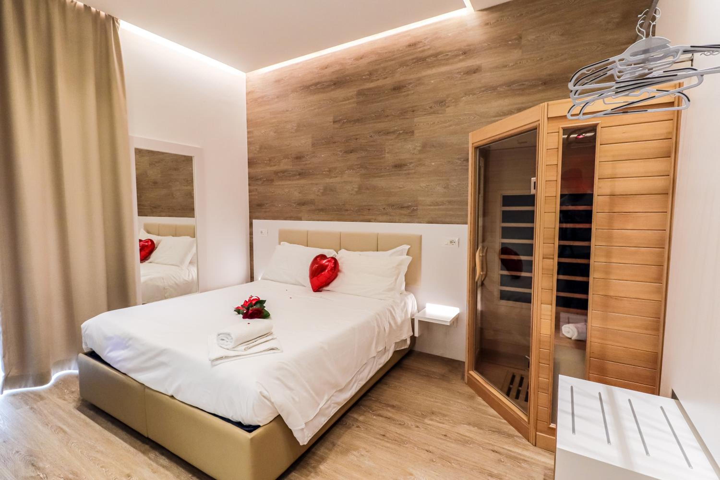 Room, King Bed, Hot Tub