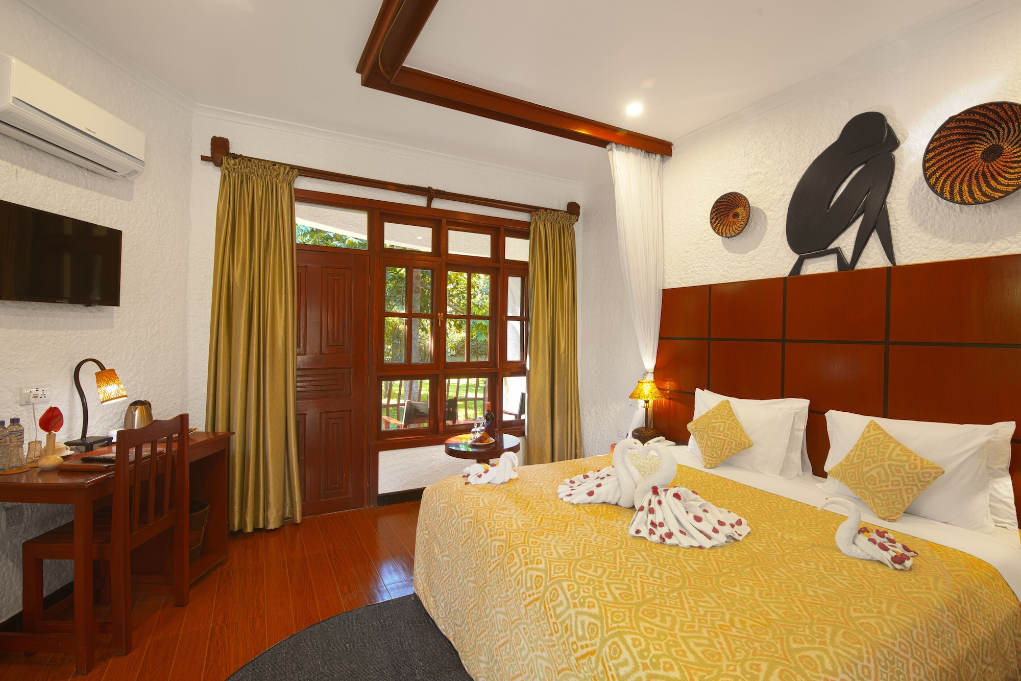 TRADITIONAL, CHALET