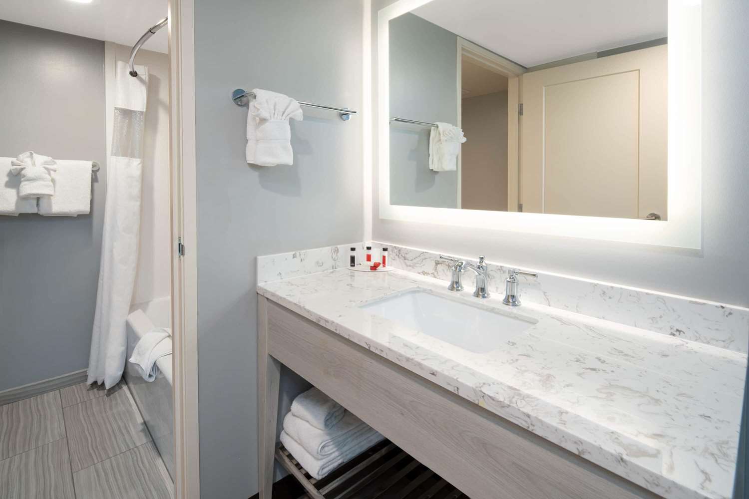 Ramada by Wyndham Burbank Airport 48/51