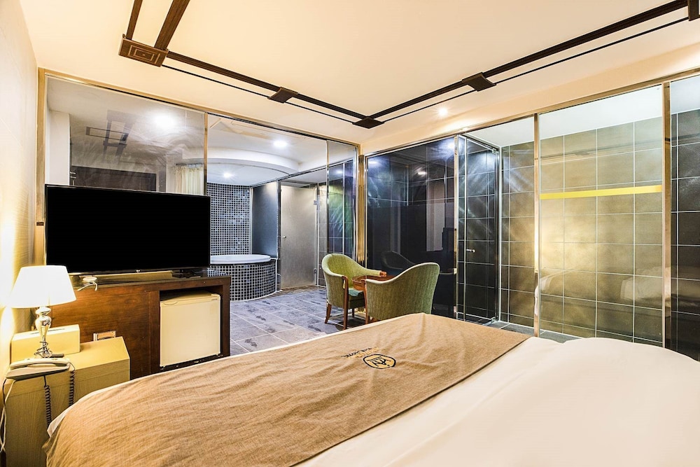 Amourex Hotel 40/49