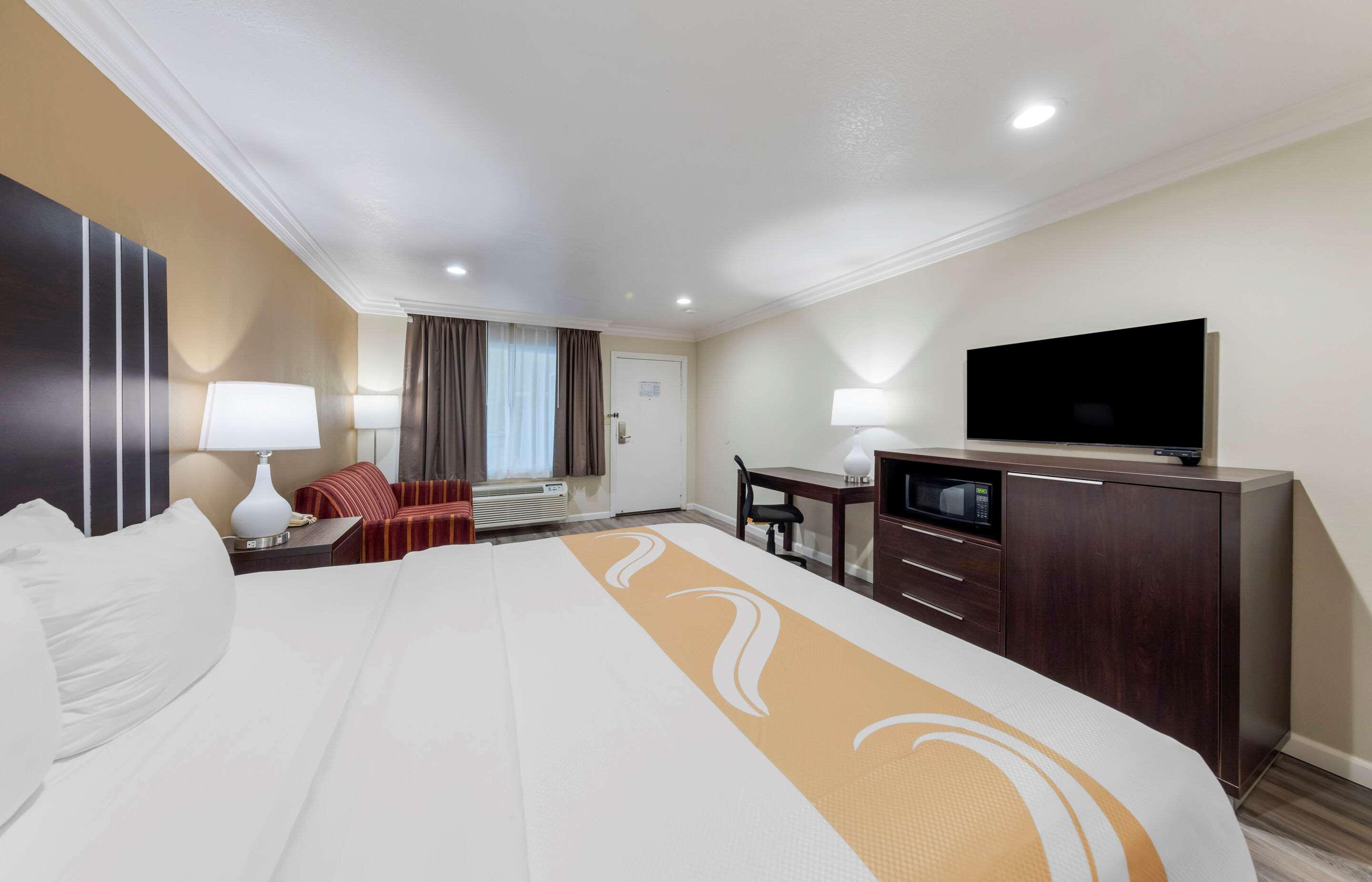ROOM, KING BED