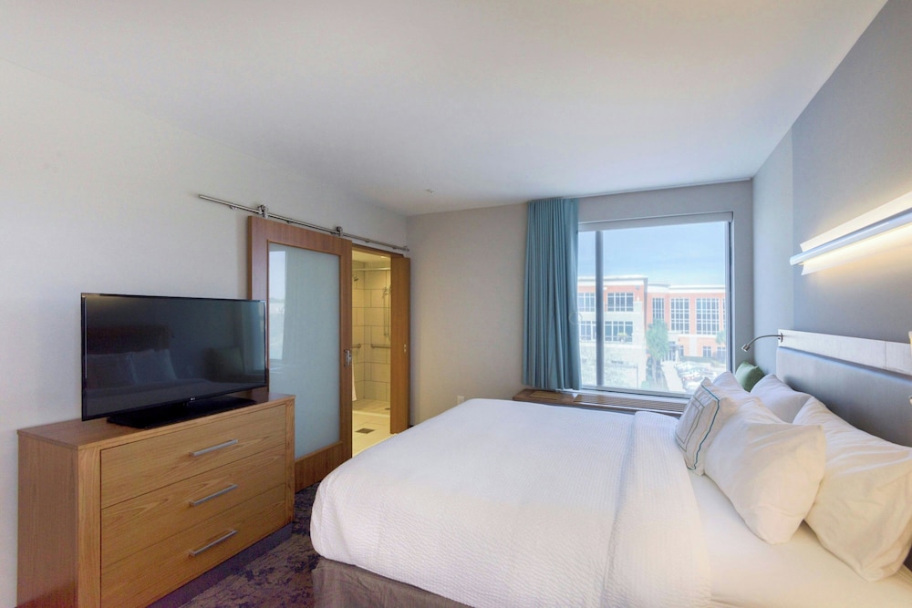 1 Bedroom, Suite, King Bed, Sofa, Accessible