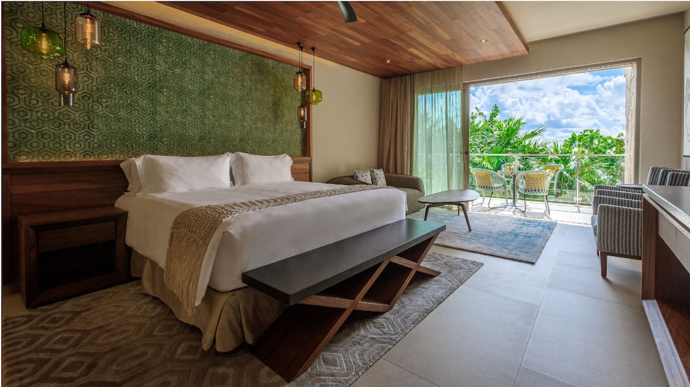 SUITE, KING BED