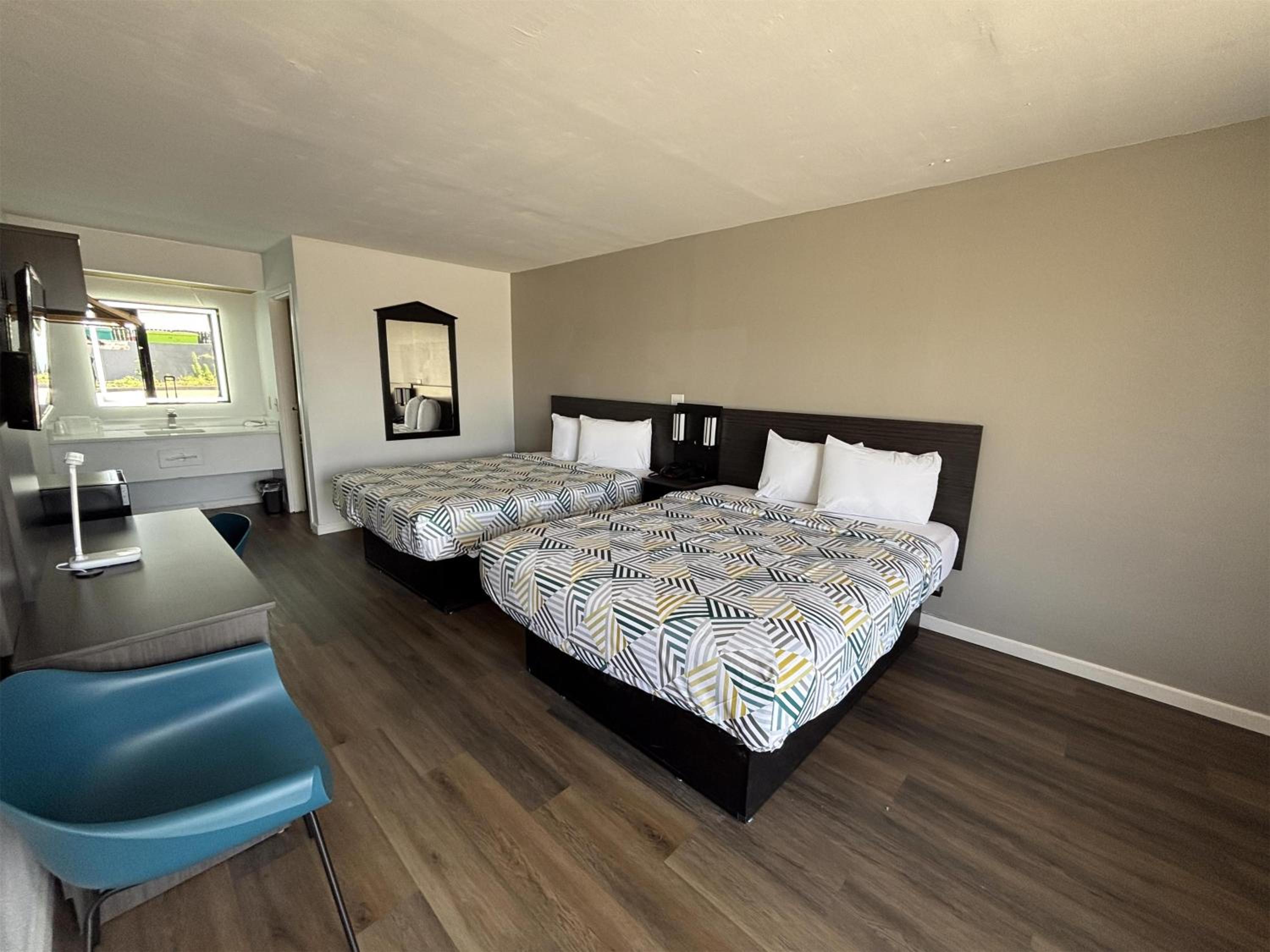 2 Queen Beds - Mobil Access Tub Nsmk Micfridg