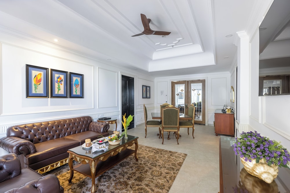MAYFAIR Palm Beach Resort 41/74
