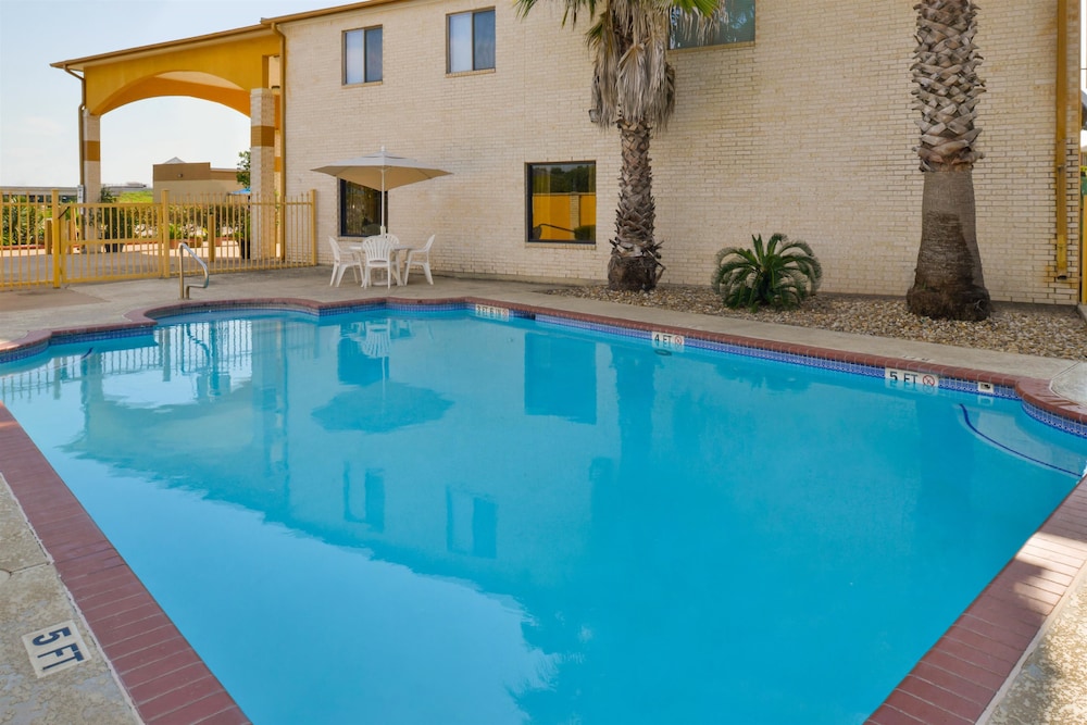 Americas Best Value Inn & Suites Waller Prairie View 5/38