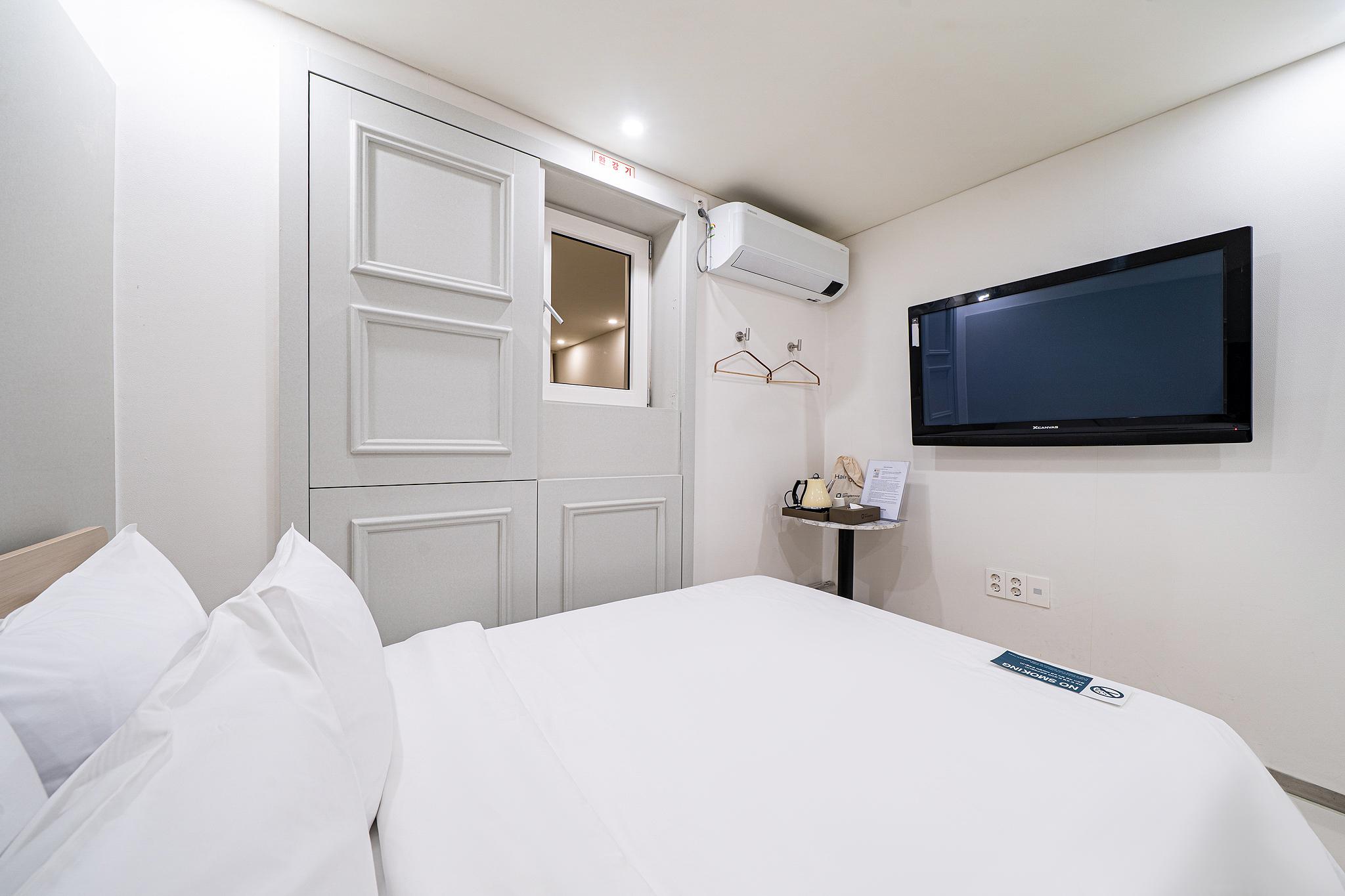 Room 1, Standard, Queen Bed, Partial View, Ground Floor