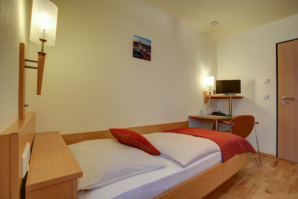 ROOM, SINGLE