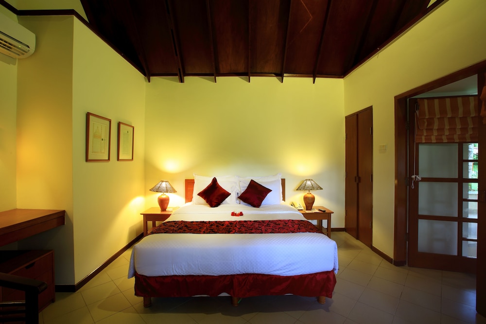 Tanjung Lesung Beach Hotel 10/50