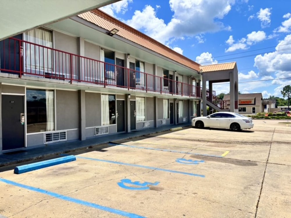 Western Inn Hattiesburg 24/36