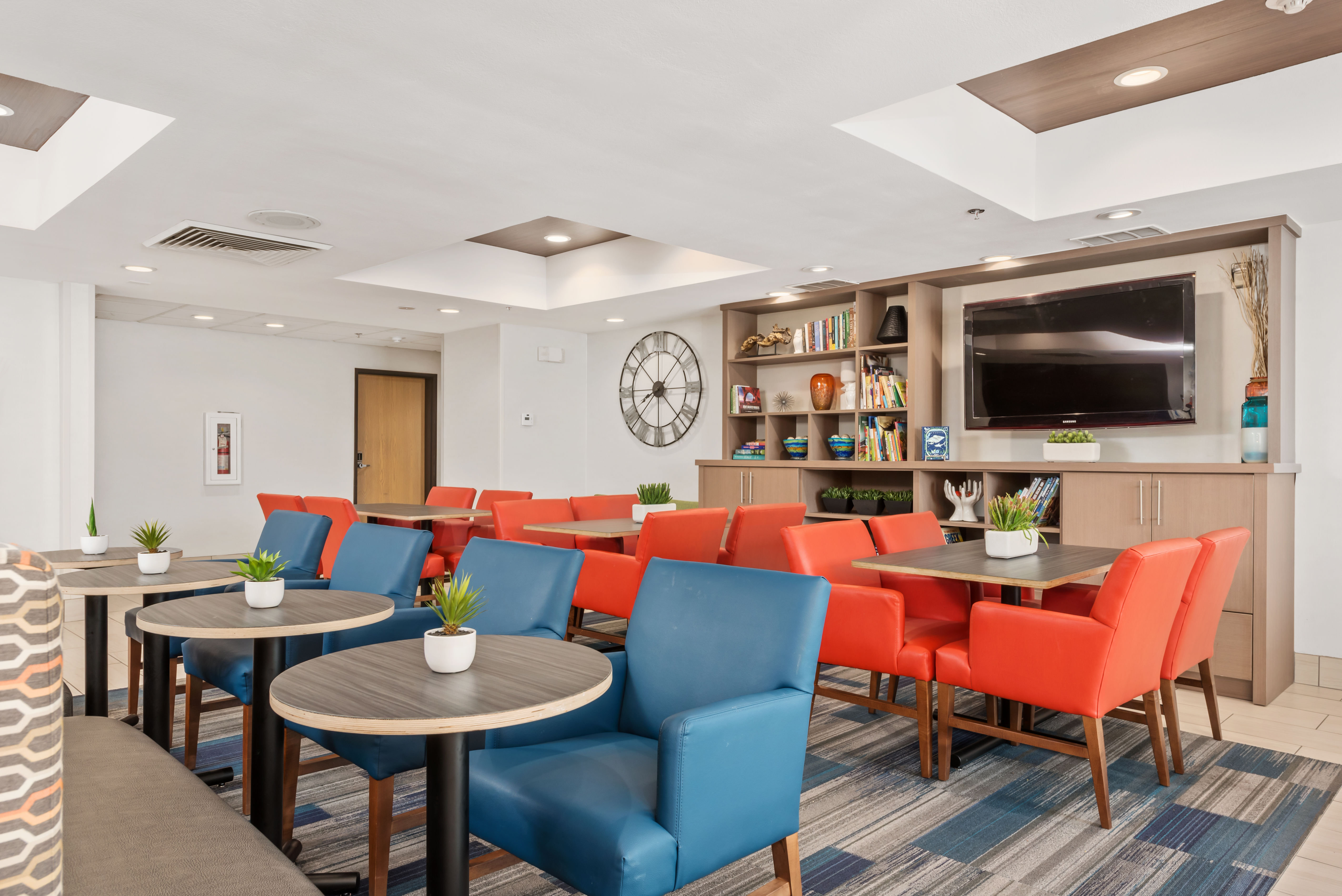 Holiday Inn Express & Suites Salt Lake City West Valley 19/28