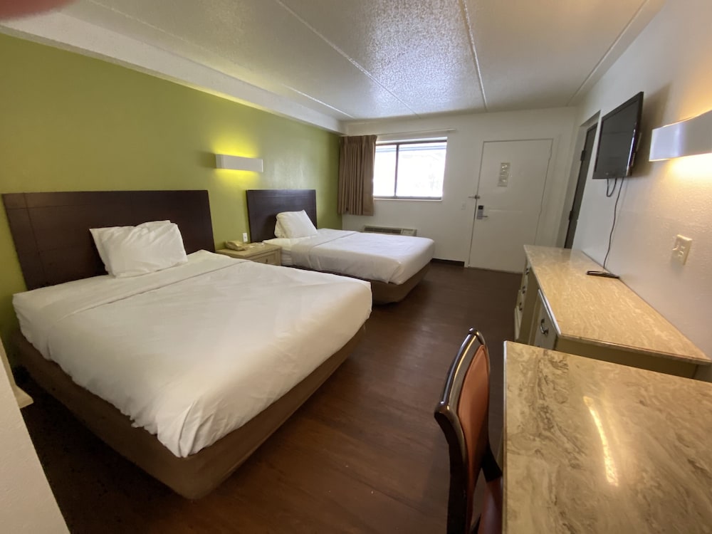 Travelodge Cleveland/Willoughby 12/29