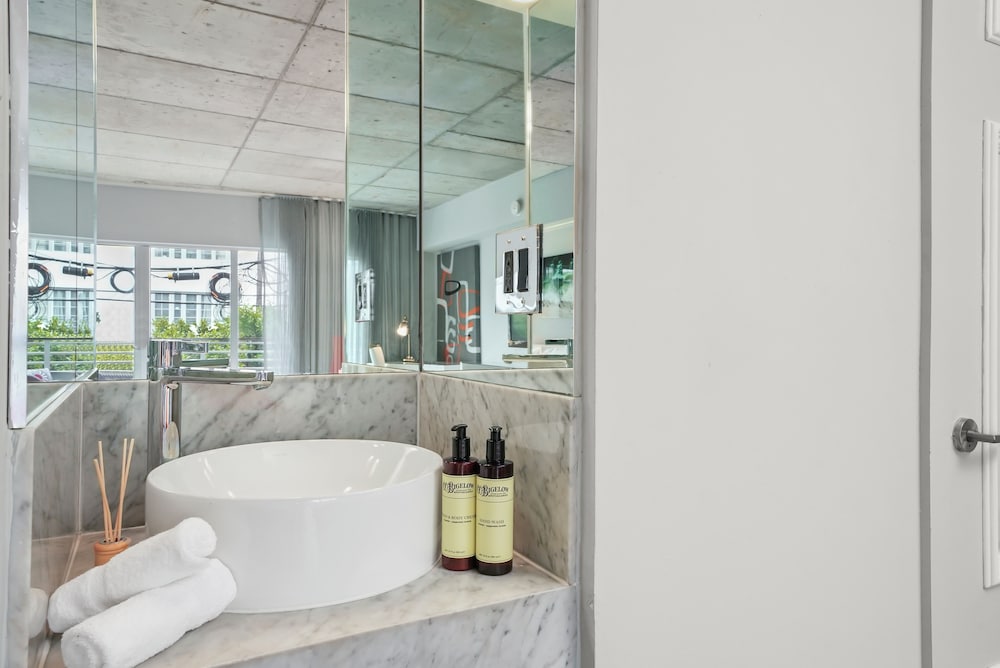 غرفة سوبيريور بسرير كينج بشرفة، Riviera Suites South Beach 3/3