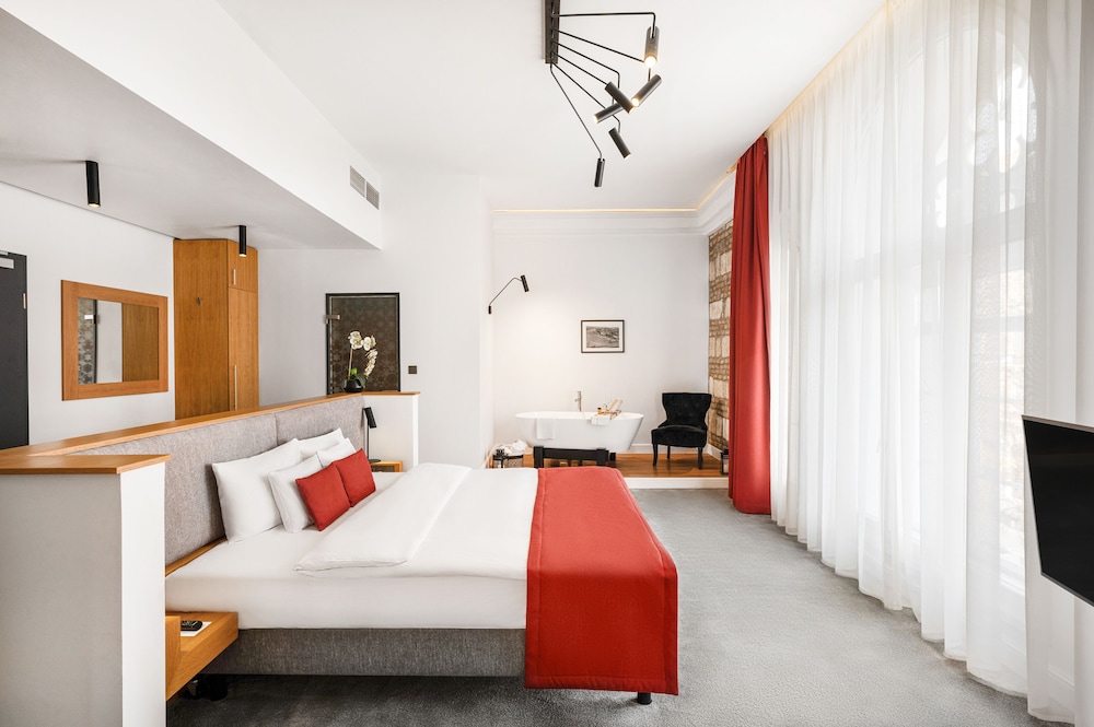EXECUTIVE, SUITE