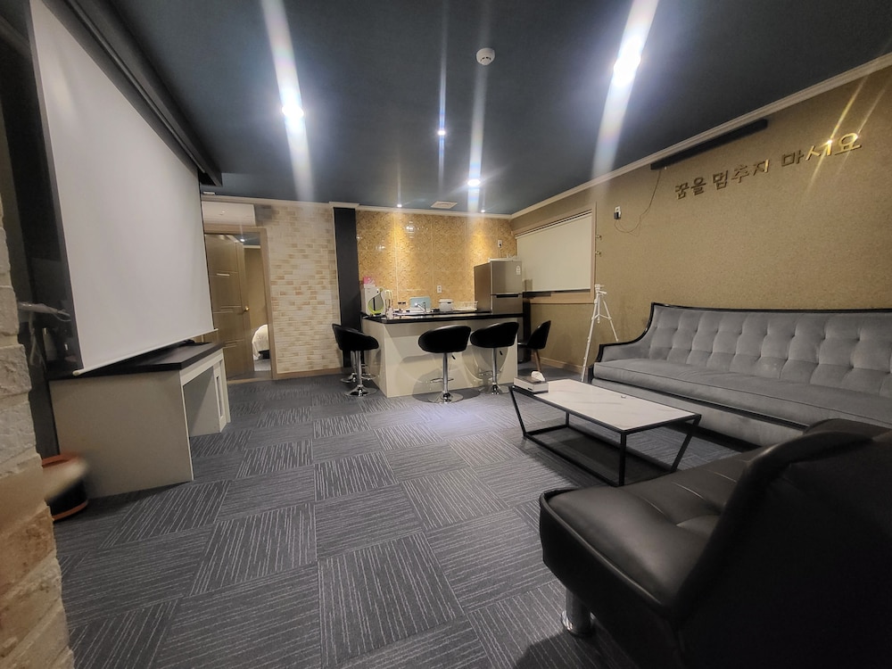 Goldenroot Hotel In Gimhae 23/35